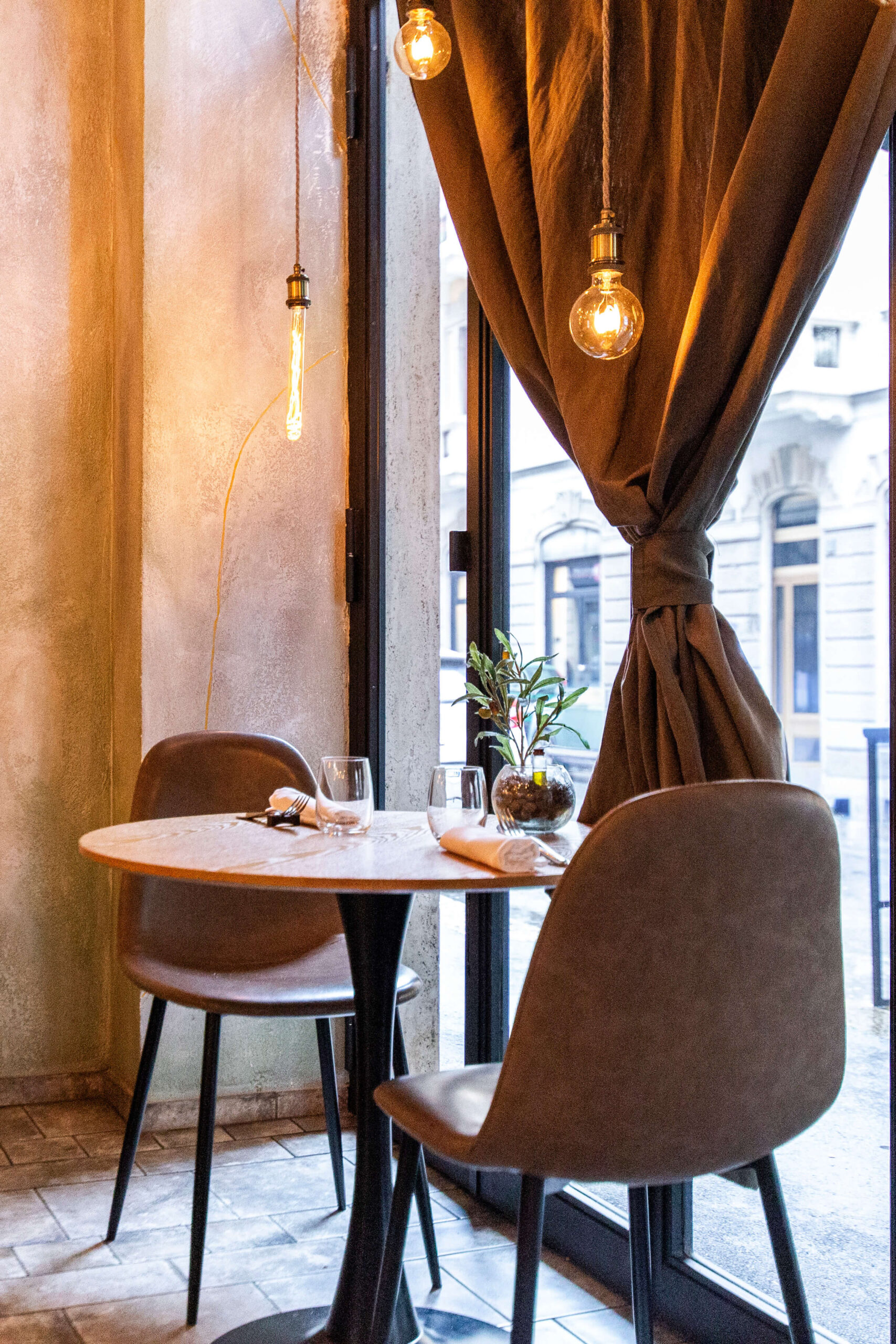 tavolo-finestra-armonia-ristorante